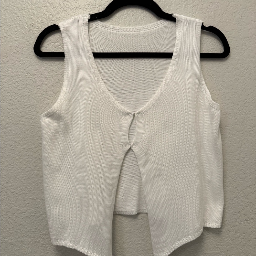 Chic White Sleeveless Knit Top